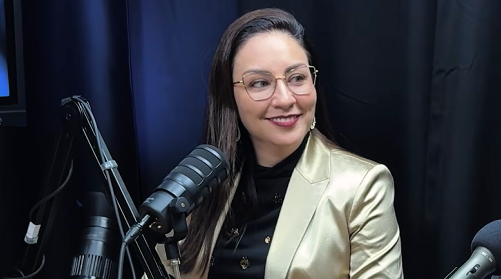 Camila em entrevista de podcast